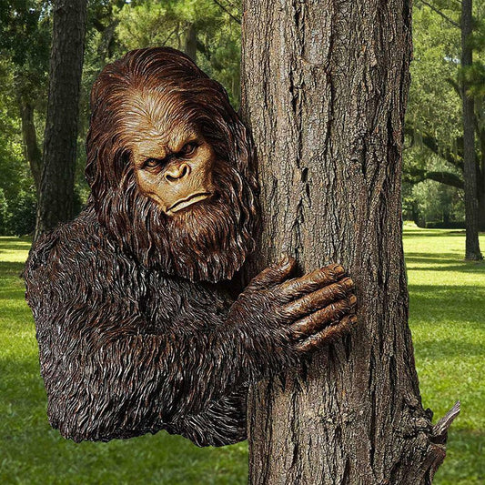 Bigfoot Gorilla King Kong Tree Carving Hug Tree Shy Resin Pendant Garden Outdoor Trunk Decoration CMP