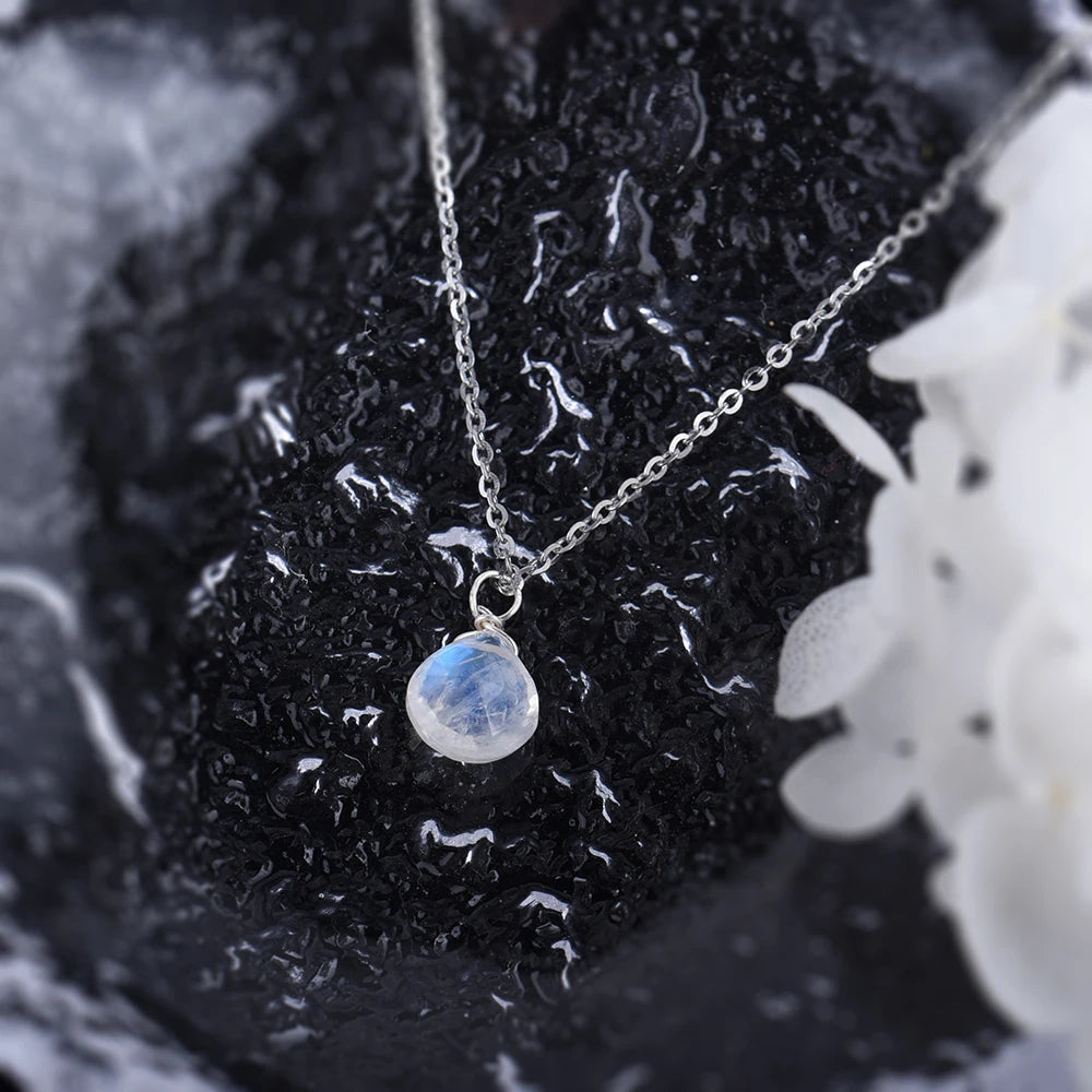 Natural Moonstone Pendent Necklace in Sterling Silver