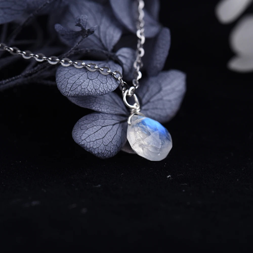 Natural Moonstone Pendent Necklace in Sterling Silver